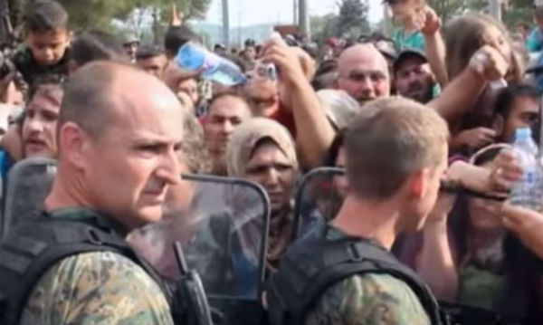 La Macedonia cede e 8.000 migranti passano verso la Serbia. Dove ora si sposterà il problema