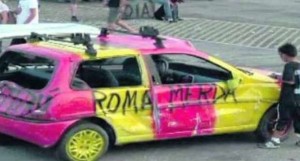 Stupida esibizione leghista atalantina  contro la Roma ad Orio al Serio  carro armato lanciato contro auto giallo rossa.