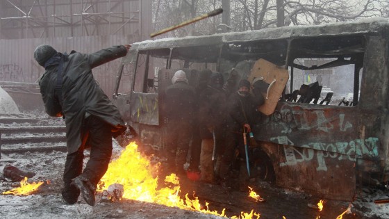 Kiev, di nuovo scontri tra dimostranti e polizia. Abbattute le barricate, 5 i morti tra i manifestanti