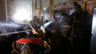 Ucraina, la protesta dilaga. Ucciso un agente e morto in ospedale un dimostrante. Ai manifestanti armati, il  ministro Zakhartchenko risponde: “In caso di pericolo useremo la forza”. Gruppi di dimostranti attaccano la sede del Parlamento con bottiglie incendiarie