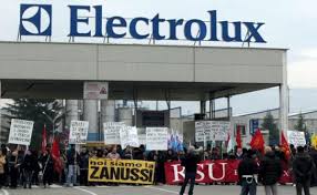L’inaccettabile ricatto Electrolux agli operai: o paga dimezzata di 700 euro al mese oppure trasferiamo gli impianti in Polonia. E’ mobilitazione generale, il Governo intervenga