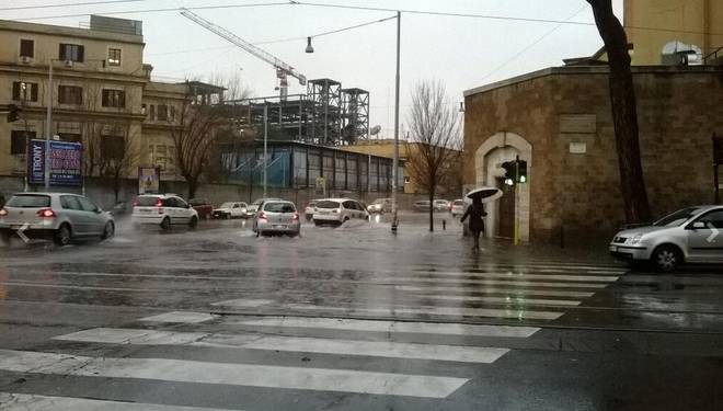 Allerta meteo a Roma: Tevere sotto controllo e traffico in tilt nella Capitale. Si contano i danni lungo tutto il litorale