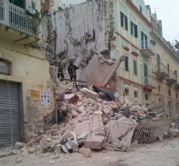 Si cercano altre persone travolte nella palazzina crollata a Matera. Salvato un settantenne