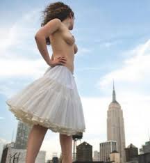 A seno nudo 80 donne per le strade di New York fotografate da Jordan Matter: il progetto “Uncovered: Woman in Word and Image” denuncia lo sfruttamento del corpo femminile