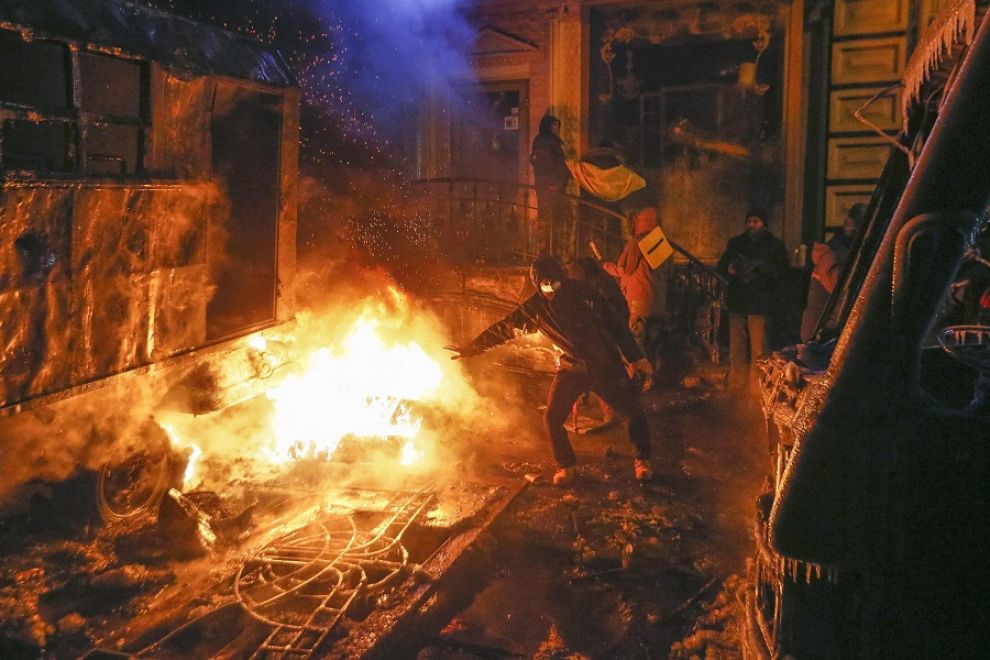 Kiev: battaglia senza sosta nella capitale ucraina. 200 i feriti e 31 arresti mentre sulle barricate di piazza Maidan viene affissa una foto di Ghandi