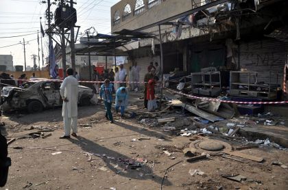 Kamikaze pakistano lancia auto imbottita di tritolo contro bus della polizia. 36 morti e oltre 40 feriti