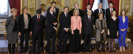 Freddo passaggio di consegne tra Letta e Renzi. I ministri giurano in vista del passaggio in Parlamento