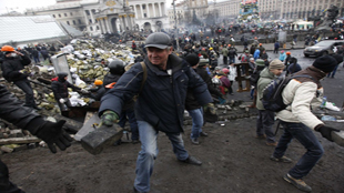 In Ucraina la rivolta si è trasformata in guerra. Cento morti e 500 feriti con la polizia che spara per uccidere e dimostranti fanno prigionieri tra le forze di sicurezza
