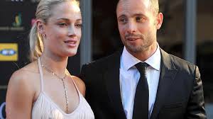 Si complica la situazione di Oscar Pistorius per la morte della avvenente fidanzata Reeva Steenkam
