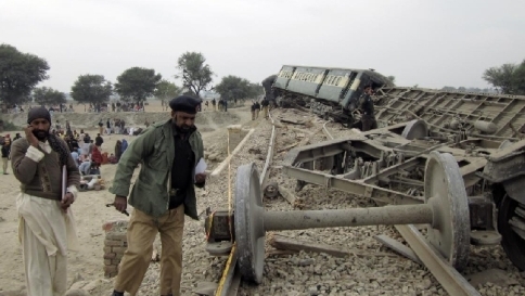 Raid aereo contro i talebani in Pakistan al confine con l’Afghanistan. Almeno 30 persone morte per i bombardamenti