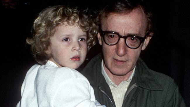 «Abusò di me», la figliastra di Woody Allen ribadisce le accuse di violenza sessuale contro il famoso regista americano