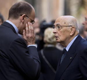 Di nuovo, tutto torna in mano a Giorgio Napolitano che non vuole scosse per gli equilibri politico parlamentari. Manca la Legge elettorale e si avvicina il “semestre” italiano