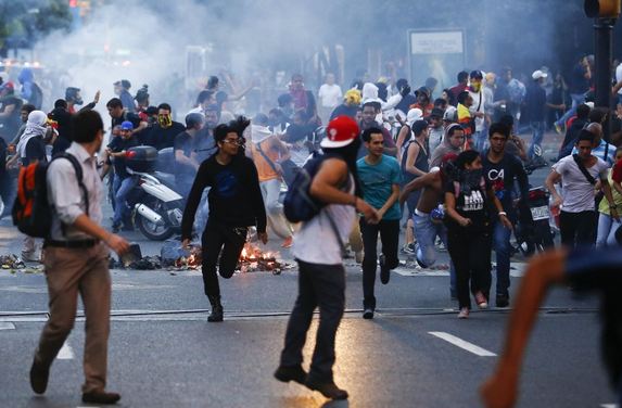 Continua la violenza in Venezuela. Altri 8 morti. Organizzate nuove manifestazioni contro il Governo Maduro