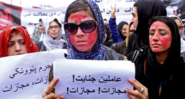 Migliaia in piazza a Kabul per protestare contro l’uccisione di una donna