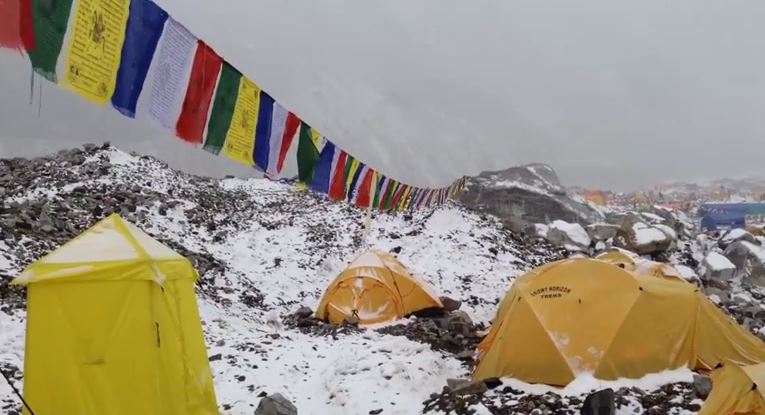 Drammatico video della valanga che ha colpito il campo base sull’Everest