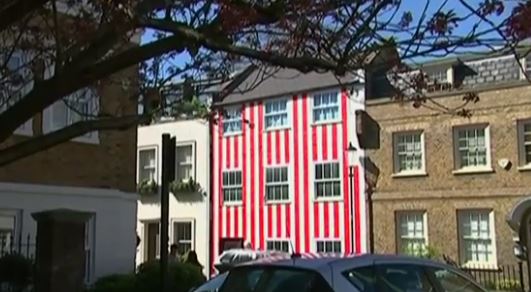 Londra: è guerra a Kensington & Chelsea per la facciata della casa a strisce bianche e rosse