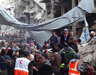 Solo 2000 sfuggono all’inferno di Damasco. Video dell’Isis sulla presa del campo profughi