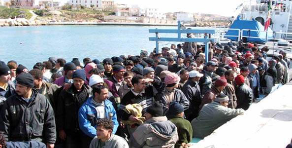 Migranti annegati: erano 850. Arrestati i due scafisti, Ue verso intervento armato contro scafisti?
