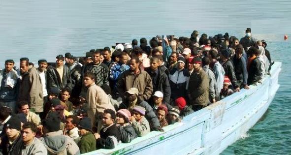 Orrore nel mondo per i 12 migranti gettati a mare. L’Italia abbandonata nel Mediterraneo