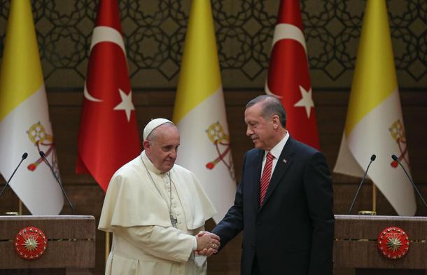 Genocidio armeno: Erdogan minaccia il Papa e gli ingiunge di pentirsi