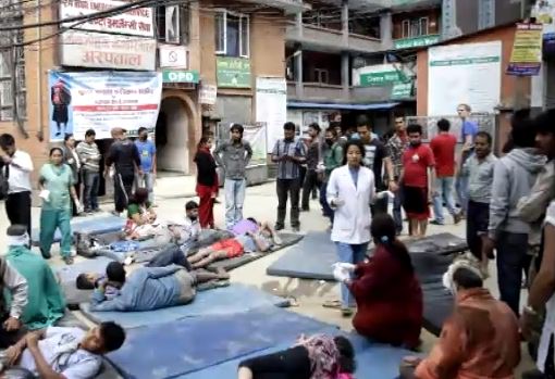 Terremoto Nepal: l’unica soluzione è la fuga da Katmandu, dove ci sono le prime proteste. Mancano 3 italiani