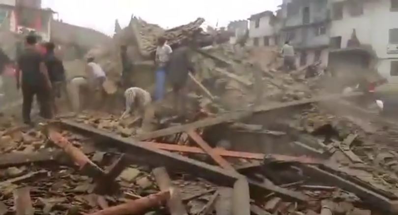 Terremoto Nepal: centinaia di migliaia in fuga da Katmandu. Ritrovati 5 italiani, ne mancano altrettanti