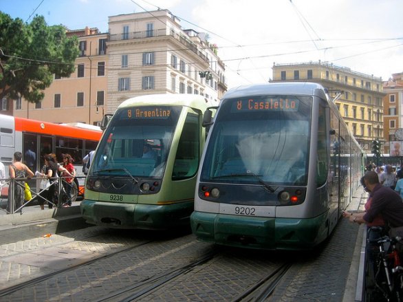 Numerosi feriti a Roma per uno scontro tra tram e bus