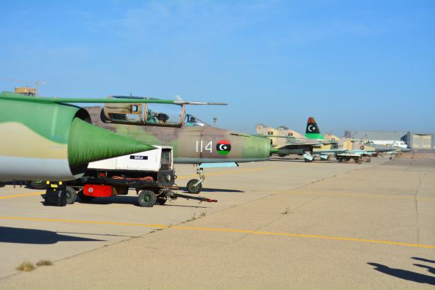 Aerei libici bombardano petroliera nei pressi del porto Sirte