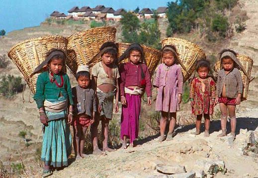 Nepal: 1 milione e 700 mila bambini allo sbando.