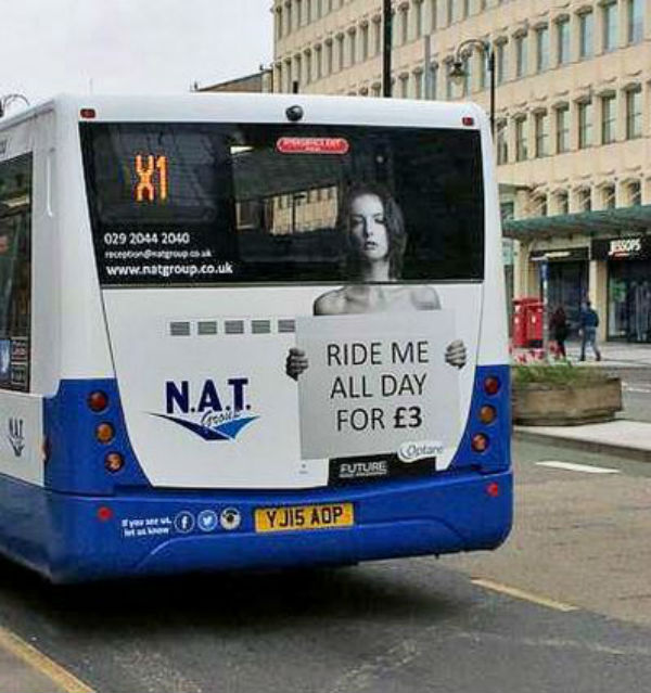 Scandalo a Cardiff per la pubblicità sexy di una compagnia di bus
