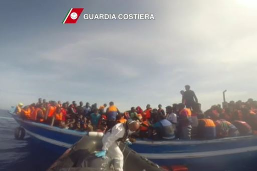 Di nuovo in emergenza sulle acque del Mediterraneo. Circa 6000 arrivi in 2 giorni
