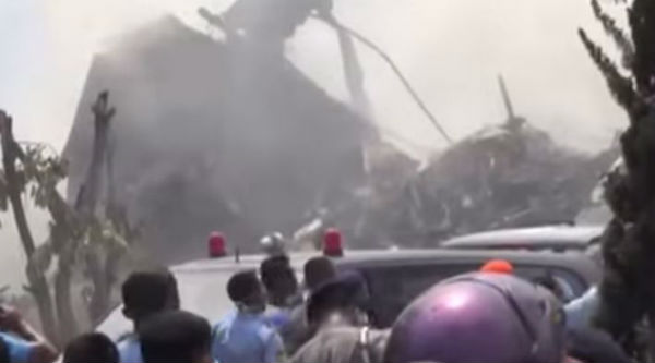 Indonesia: più di 113 le vittime per l’aereo precipitato su due case e un albergo