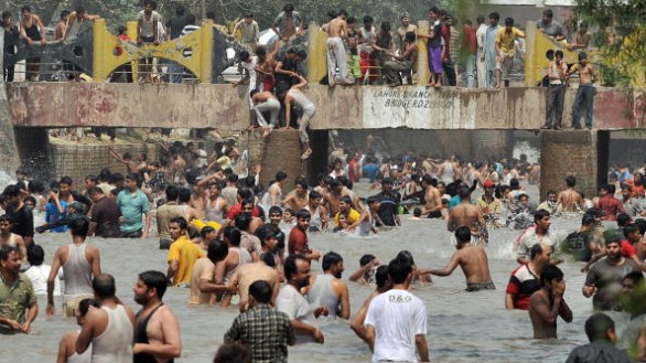 Ondata di calore uccide centinaia di persone nel Pakistan dopo le vittime fatte in India