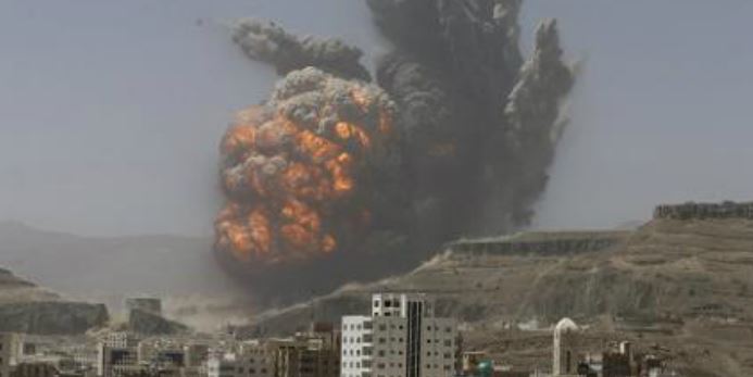 Yemen: i sauditi rispondono al lancio di un missile con un bombardamento di Sana’a. 44 morti