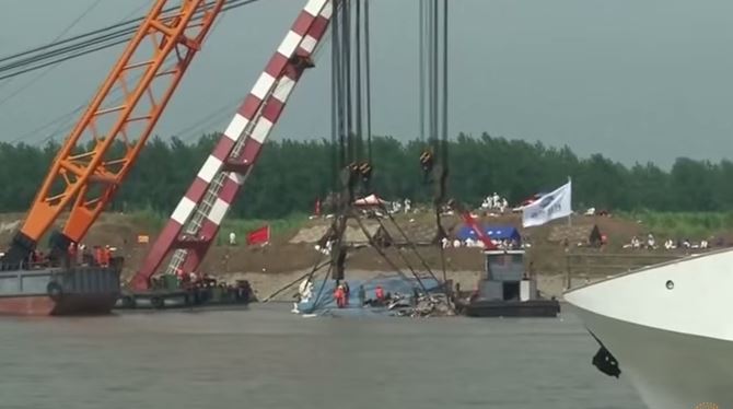 Nave rovesciata sullo Yangtze: ritrovati solo 331 corpi. Ancora 100 gli scomparsi