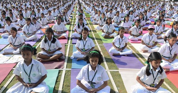 Milioni di indiani festeggiano in strada la giornata mondiale dello Yoga