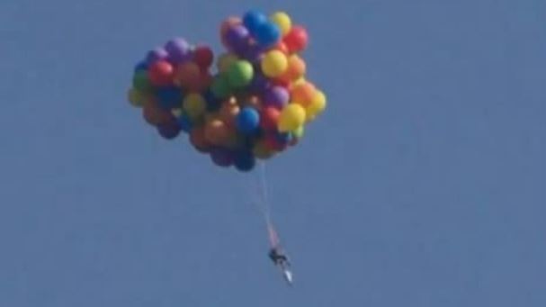 Canada: sale in cielo con 100 palloncini e viene arrestato per la legge sul volo