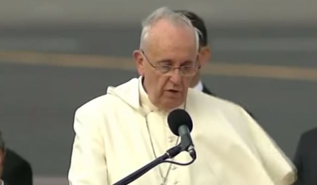 Il Papa accolto in Ecuador da una folla oceanica. All’arrivo il vento gli fa uno scherzetto