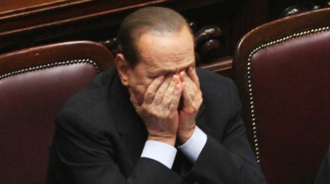 Continue tegole in testa a Berlusconi. Dopo i guai per le “olgettine”, dovrà dare 90 mila euro a Di Pietro