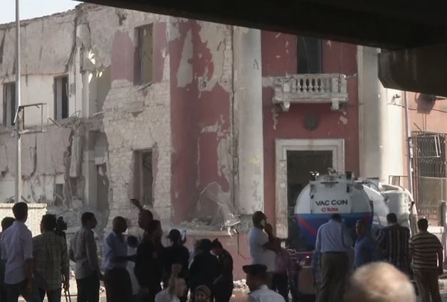 Autobomba distrugge Consolato italiano al Cairo. Un morto e  cinque feriti