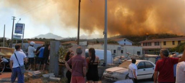 Gli incendi minacciano la Sardegna. I più pericolosi vicino Olbia. Sfollata la popolazione