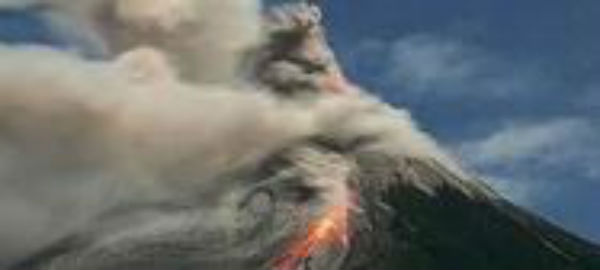 Indonesia: polveri eruzione vulcano Raung fa chiudere aeroporti. In tilt Bali
