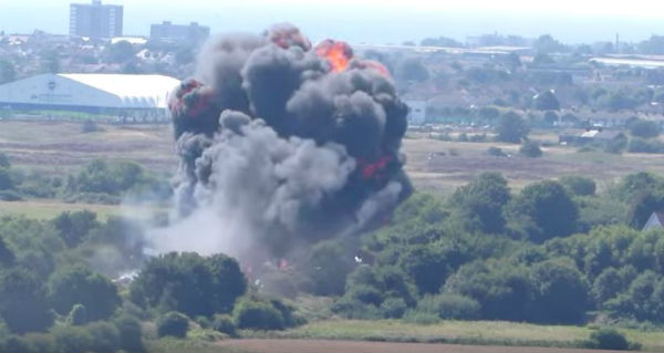 Altri morti ad un airshow. 7 spettatori uccisi nel sud dell’Inghilterra. Precipita un Jet nel West Sussex