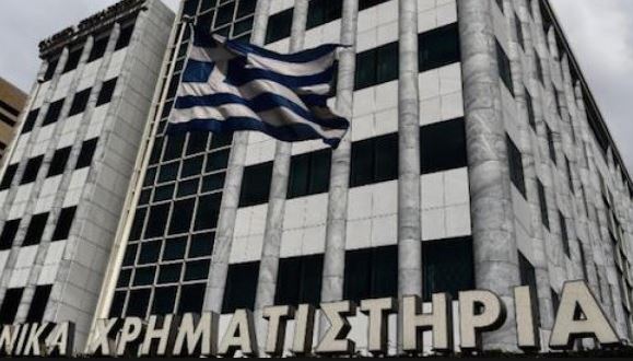 Riapre la Borsa di Atene e perde subito il 22%. Poi, si assesta sul meno 18%