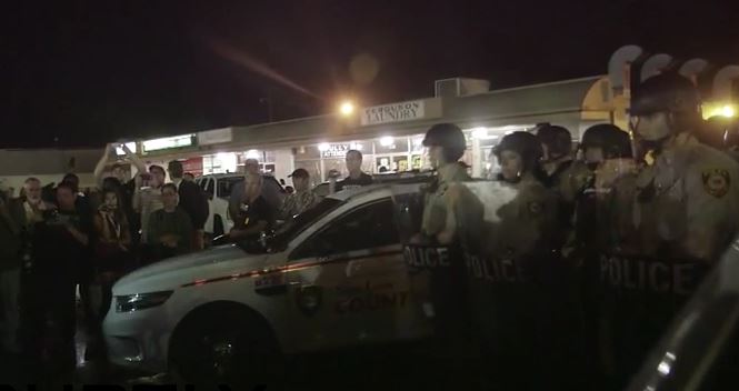 Ferguson in stato d’assedio per le proteste contro la polizia. A Indianapolis ucciso un giovane di colore