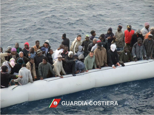 Morti in 200 in due barconi affondati? Strage nel camion con 50 migranti asfissiati in Austria