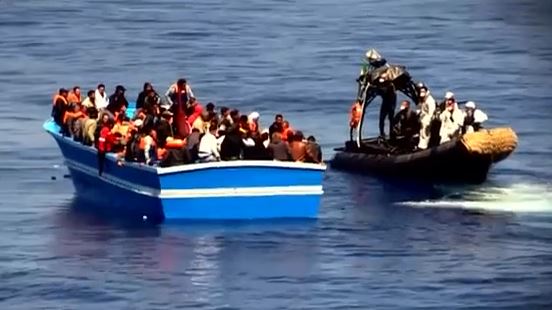 Arrestati gli 8 scafisti del barcone su cui sono morti in 49, soffocati nella stiva