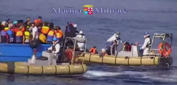 Salito a 49 il numero dei morti asfissiati tra i migranti sul barcone sovraffollato
