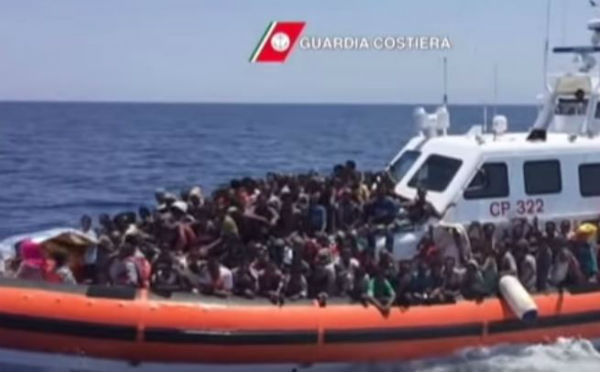 300 i migranti affogati nell’ultima disgrazia. Arrestati i 5 scafisti . Il Papa: respingerli è “atto di guerra”