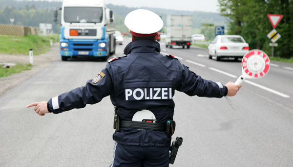 Austria: polizia scopre e blocca camion su cui stavano morendo migranti. Erano in 26